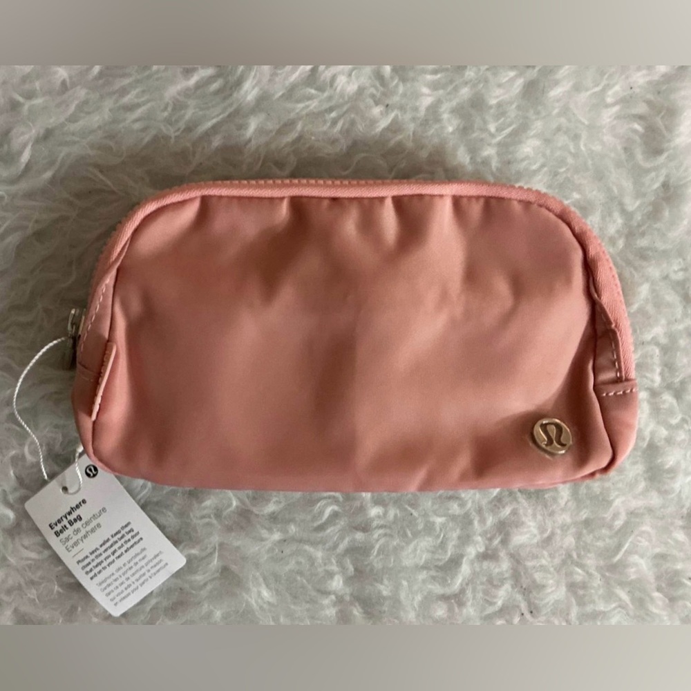 Lululemon everywhere, belt bag